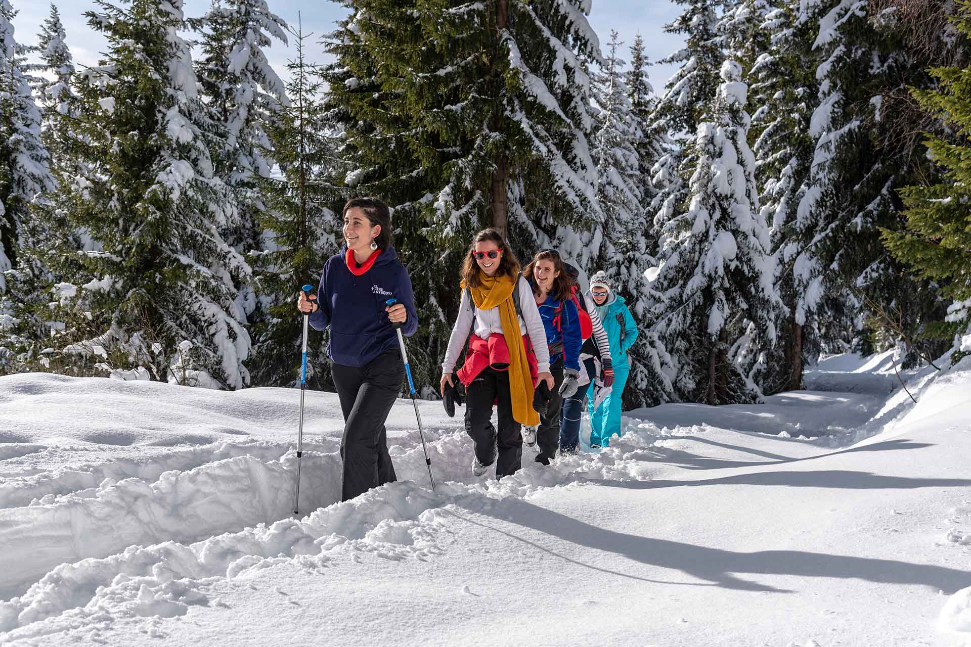 Marche dans la neige entre amis