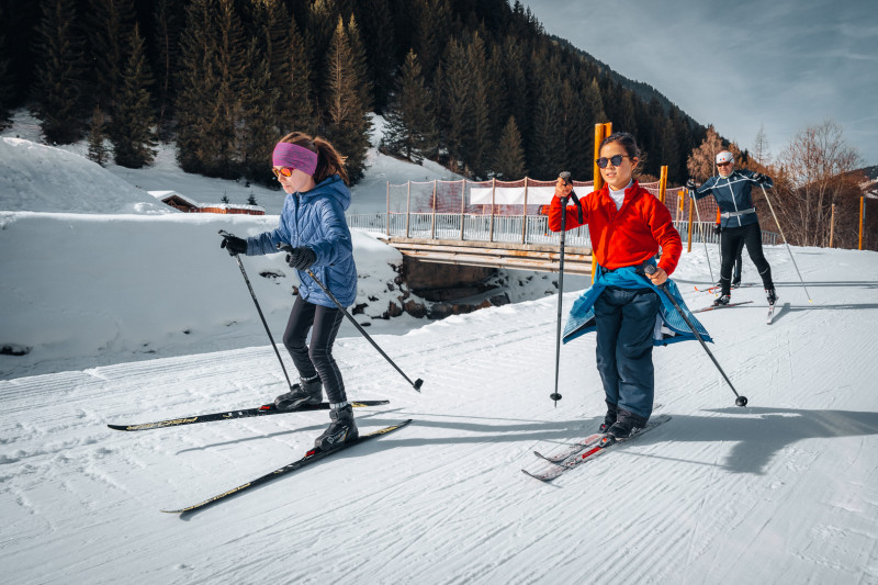 enfants qui font du ski de fond