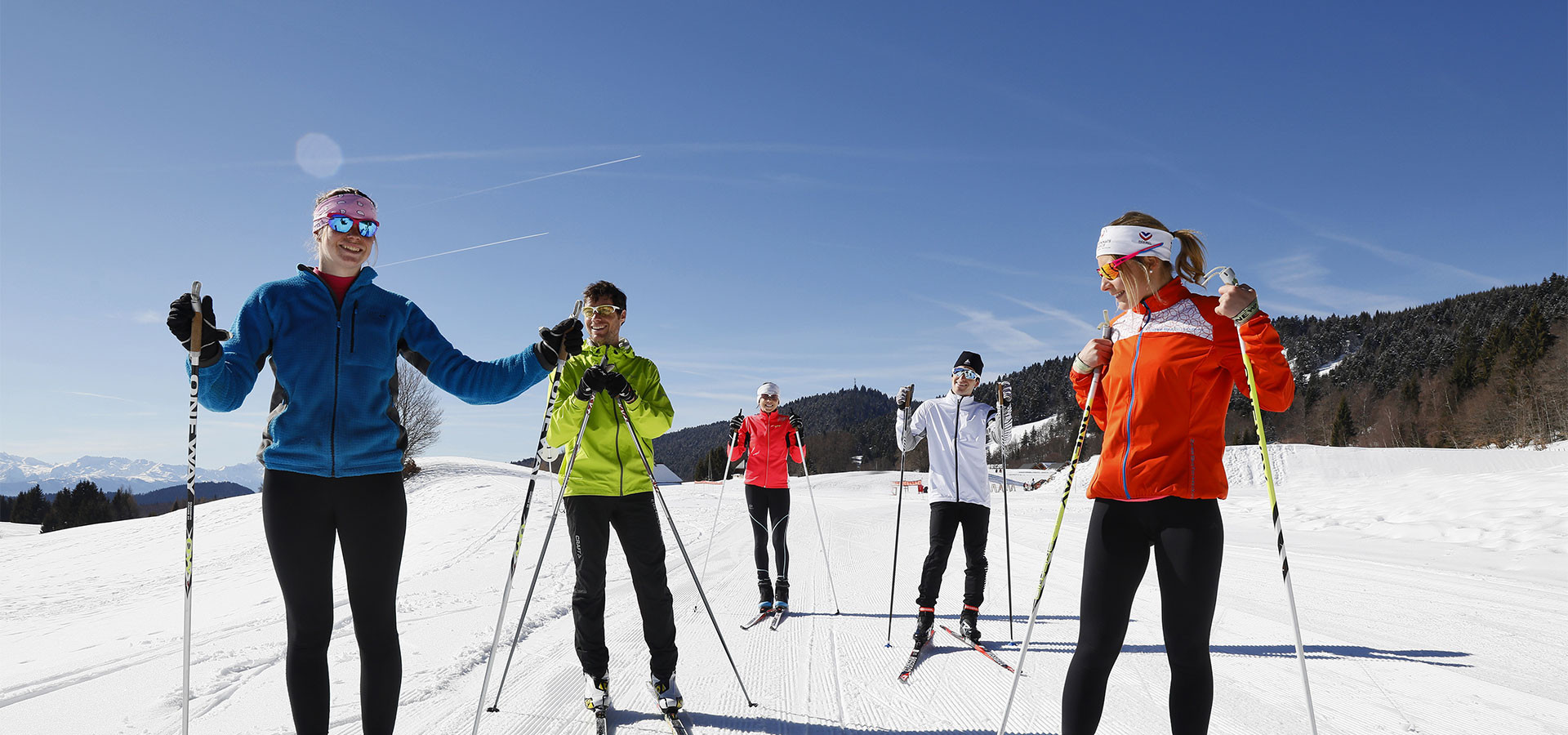 Groupe d'amis en ski de fond