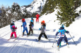Moniteur de ski et skieurs