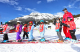Moniteur de ski et skieurs