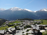 Vue été sur le village et le magasin Léon sports à Aussois