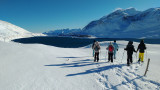 Groupe de raquettistes dans la neige