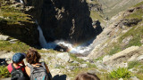 Famille et cascade en montagne