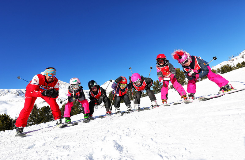 Moniteur de ski et skieurs
