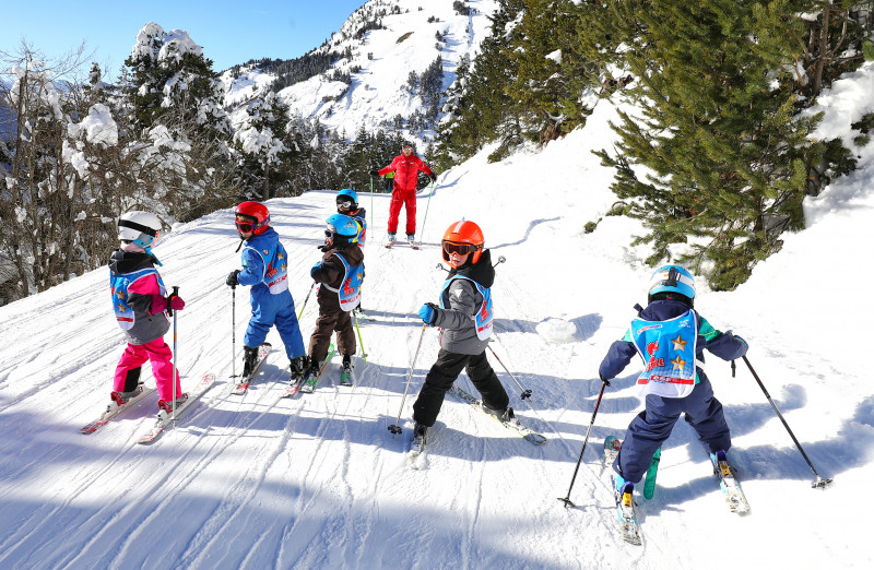 Moniteur de ski et skieurs