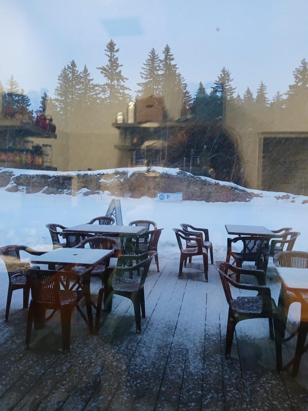 Terrasse enneigée  devant t l'école de ski - © J.lasnier Terrasse enneigée  devant t l'école de ski