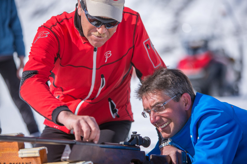 Moniteur et son client en initiation biathlon