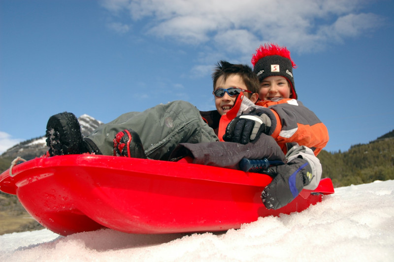 Enfants sur une luge Enfants sur une luge
