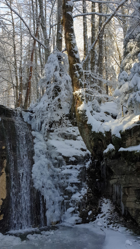 Sentier des Cascades en raquette - © Village Tipi Sentier des Cascades en raquette