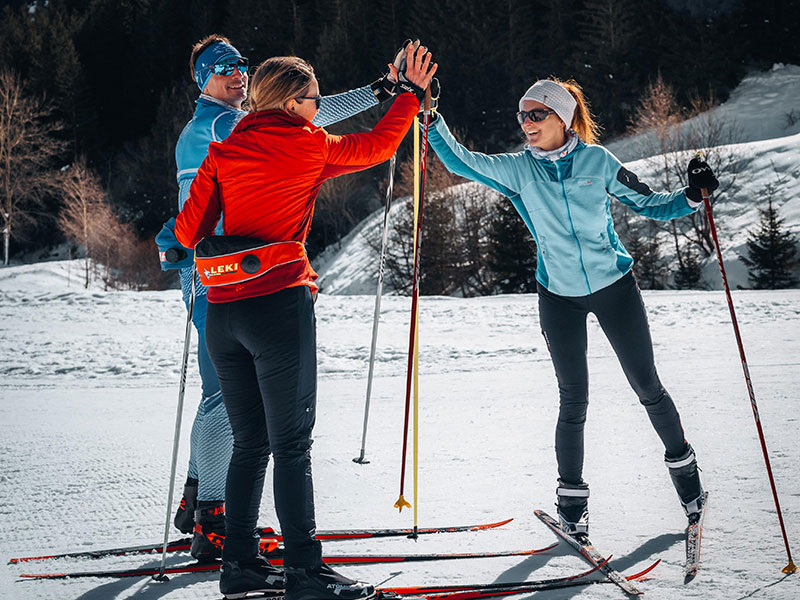  skieurs qui se tapent dans la main au ski de fond - © Simon Morice