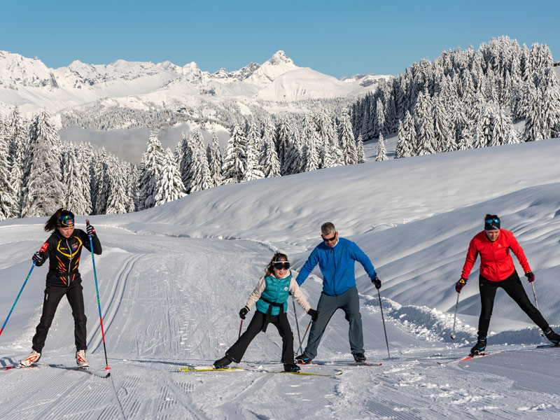 Ski de fond en famille sur une piste verte
