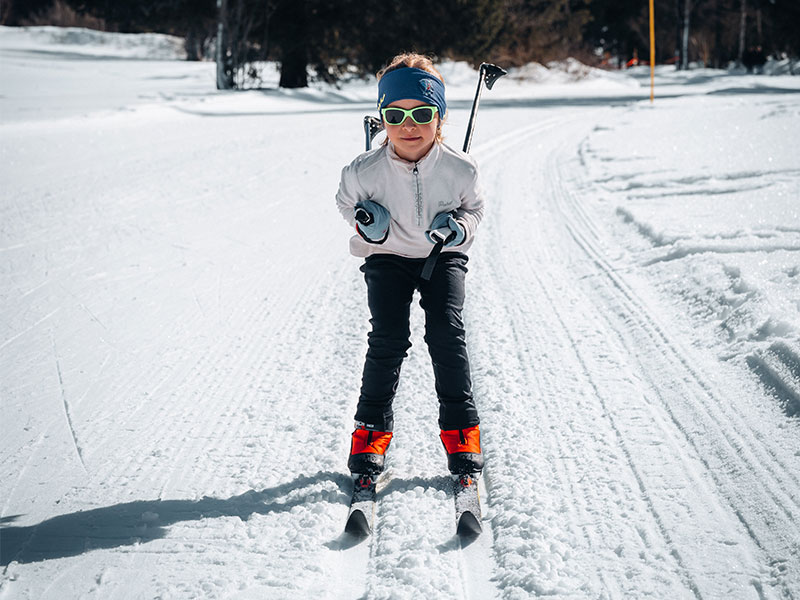 enfant de face qui fait du ski de fond dans les rails - © Simon Morice