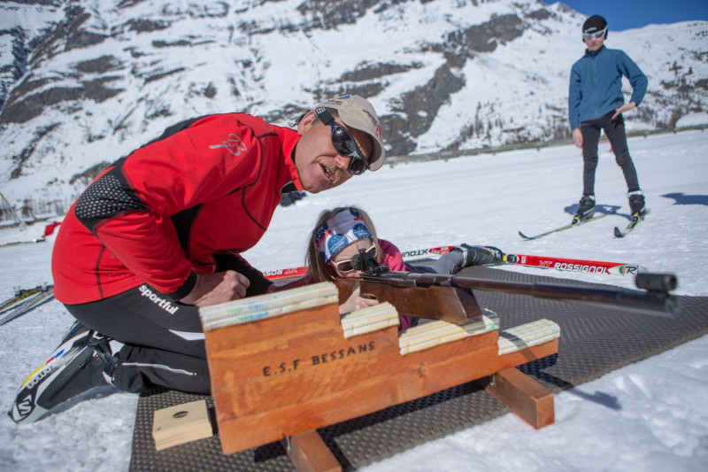 Moniteur et son client en initiation biathlon