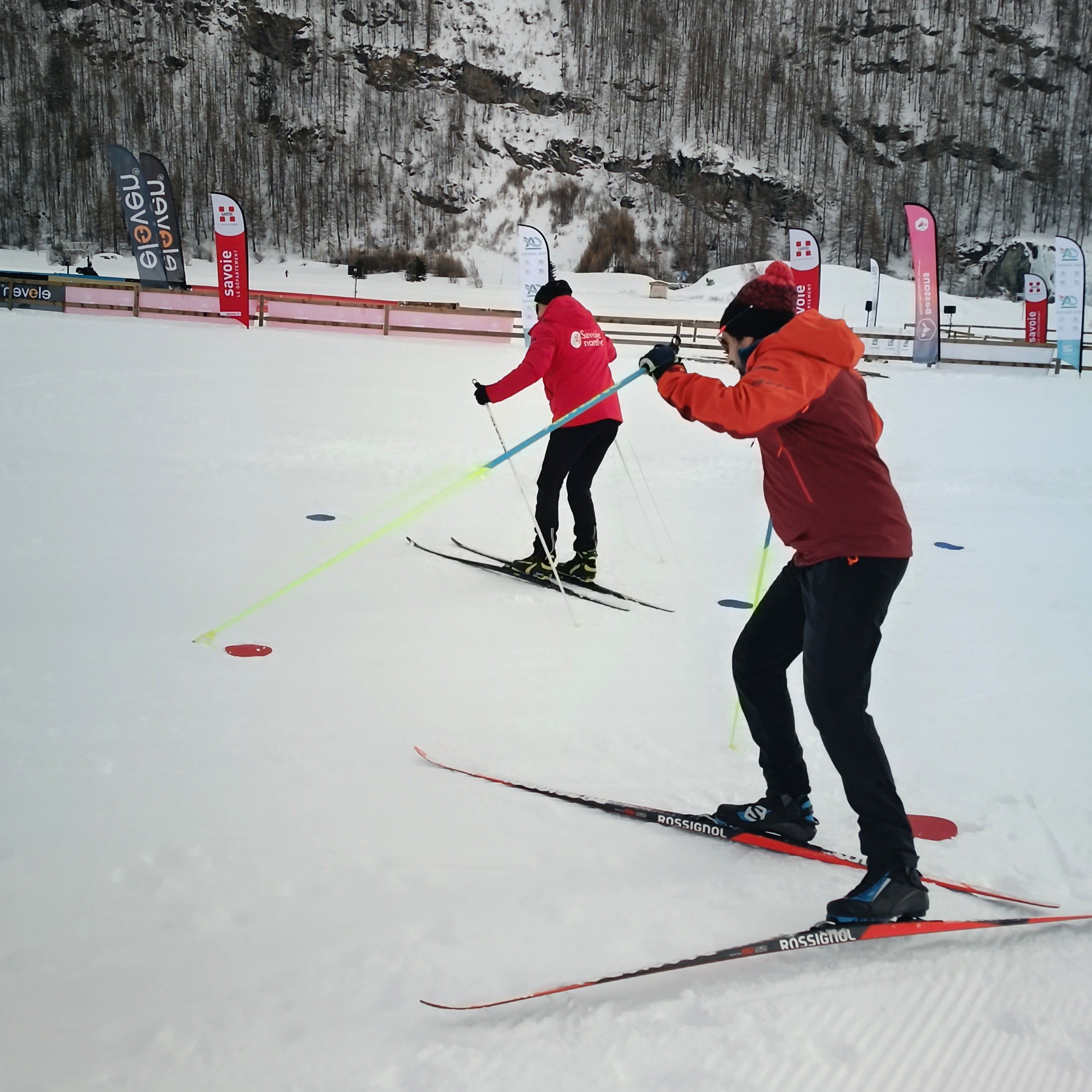 Deux personnes qui slaloment en ski de fond