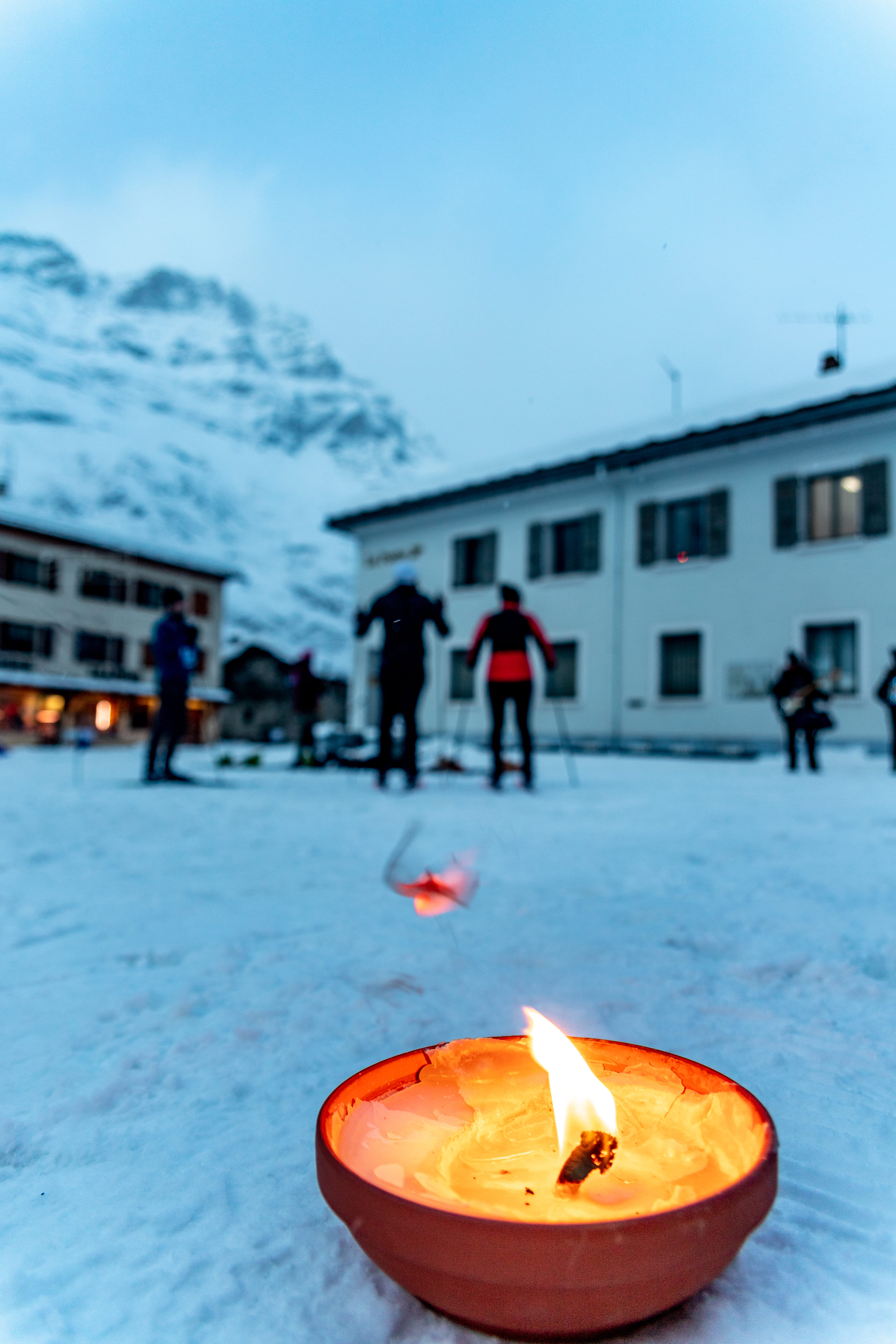 bougie et skieurs de fond en arrière plan - &copy; Thomas Bruas