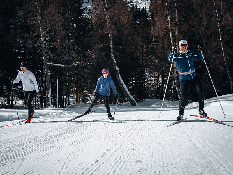 trois personnes de trois générations différentes qui font du ski de fond - © Simon Morice